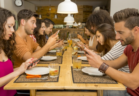 Jeunes au téléphone communication 
