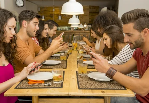 Jeunes au téléphone communication 